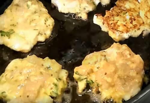 Рубленные куриные котлетки с крахмалом и сыром. Рубленные куриные котлеты с сыром, зернами горчицы, чесноком и зеленью