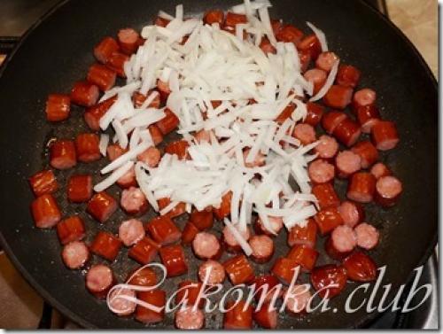 Капуста тушеная с охотничьими колбасками и фасолью