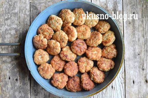 Котлеты из говядины и свинины с подливкой. Ингредиенты: