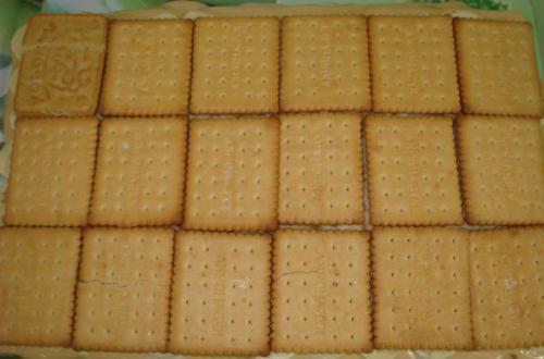 Торт из печенья без выпечки с творогом и бананом и сгущенкой. Торт из печенья со сгущенкой и сметаной