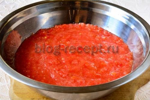 Рецепт приготовления хреновины из помидор чеснока и хрена на зиму без варки. Ингредиенты: