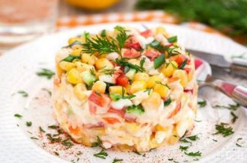 Салат с крабовыми палочками без риса с огурцом рецепт с кукурузой. Крабовый салат с кукурузой и огурцом без риса: рецепт с 10 пошаговыми фото