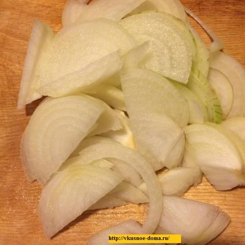 Карп, фаршированный картофелем на луковой шубе