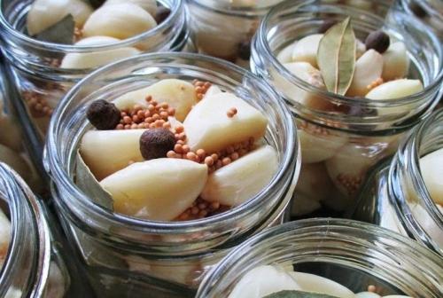 Маринованный чеснок хрустящий. Маринуем на зиму чеснок зубчиками: 3 самых вкусных рецепта