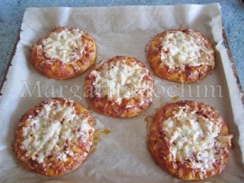 Мини-пиццы из творожного теста