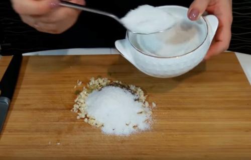 Как засолить сало с чесноком в пакете. Сало сухого посола с чесноком и перцем — самый вкусный рецепт сала в домашних условиях