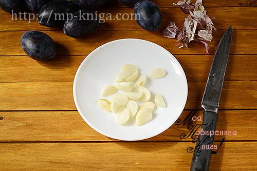 Чернослив маринованный с чесноком. Маринованные сливы на зиму с чесноком вместо косточки