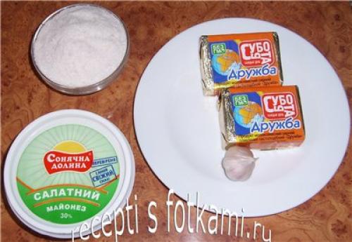 Плавленый сыр с чесноком. Закуска из плавленых сырков с чесноком и майонезом