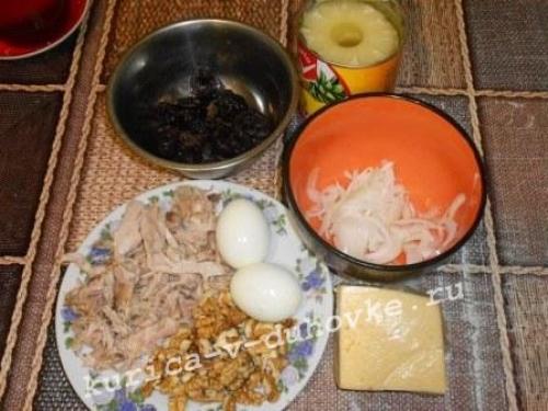 Салат с черносливом и грецкими орехами и ананасом. Салат с курицей, черносливом и ананасом