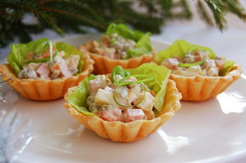 Накрыть стол на работе недорого. Стол на день рождения на работе