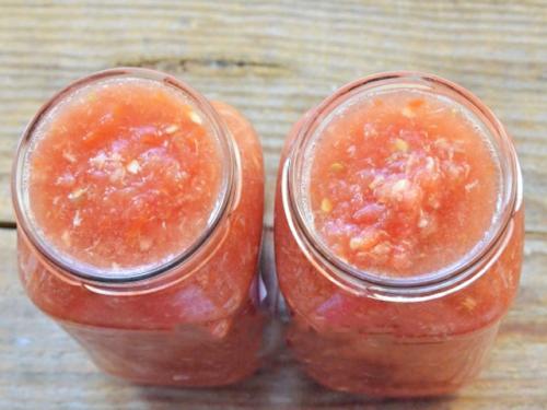 Хреновина рецепт приготовления из помидор на зиму без варки с хреном и. Хреновая закуска из помидоров с хреном и чесноком на зиму