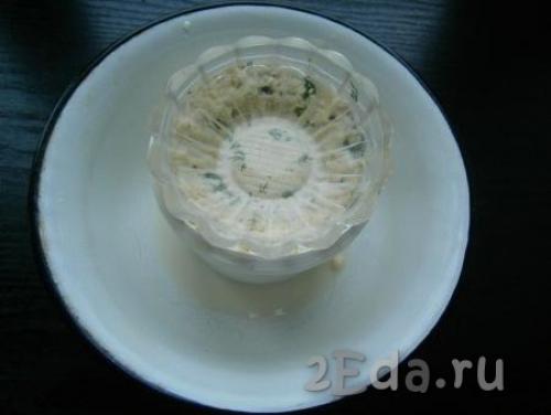 Домашний сыр из молока и сметаны с зеленью. Домашний сыр с зеленью