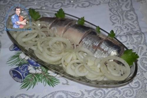 Как приготовить маринованный лук к селедке. Как замариновать лук для селедки. Сочный и хрустящий маринованный лук с яблочным уксусом