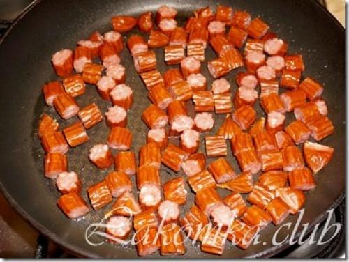 Капуста тушеная с охотничьими колбасками и фасолью