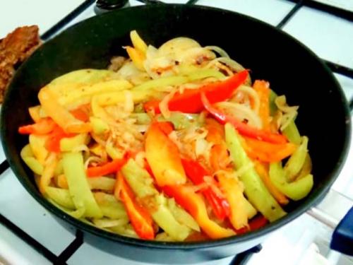 Как вкусно приготовить курицу на сковороде кусочками с луком. Курица с овощами и томатной пастой в соевом маринаде