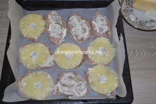 Куриное филе с ананасом и сыром в духовке — рецепт