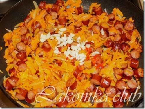 Капуста тушеная с охотничьими колбасками и фасолью