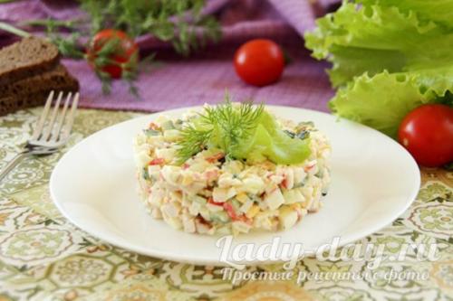 Салат из копченой курицы и крабовых палочек с кукурузой. Салат «Машенька» с крабовыми палочками и копченой курицей