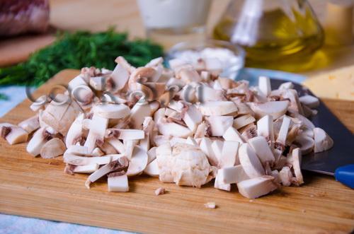 Рулетики из свинины с грибами на сковороде. Рулетики из свинины с грибами