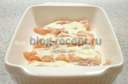 Куриное филе с ананасами в духовке с сыром. Куриное филе с ананасом и сыром в духовке: рецепт с фото