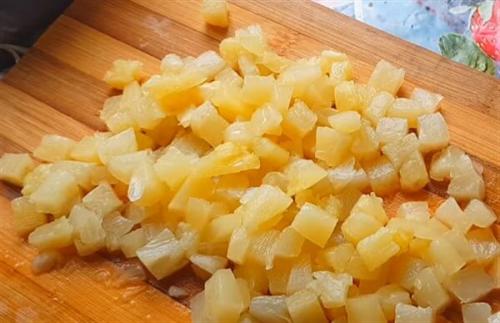 Салат курица с ананасом и сыром по классическому рецепту