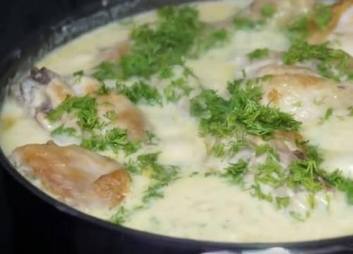 Как вкусно приготовить курицу кусочками на сковороде с подливкой. Куриные ножки тушеные в сметанном соусе на сковороде