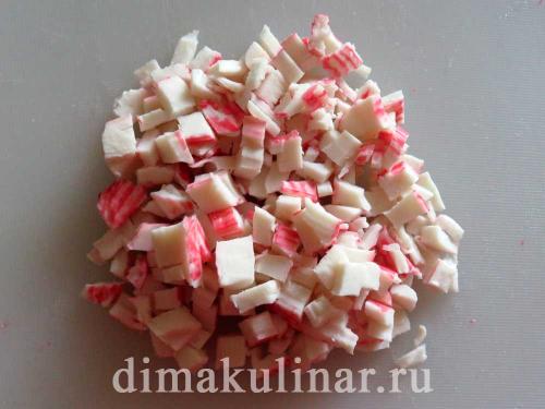 Салат с крабовыми палочками и плавленным сыром и яйцом и чесноком. Салат с плавленным сыром и крабовыми палочками