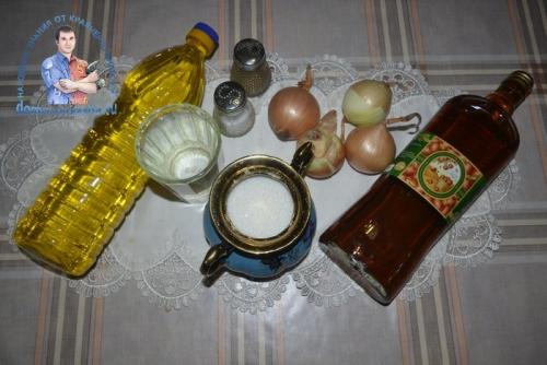 Маринованный лук к селедке рецепт уксус. Как замариновать лук для селедки. Сочный и хрустящий маринованный лук с яблочным уксусом