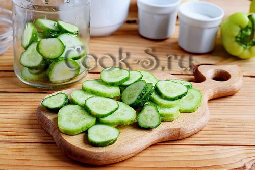 Салат слоями на зиму из овощей (огурец, помидор, перец, лук)