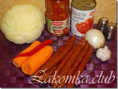 Капуста тушеная с охотничьими колбасками и фасолью