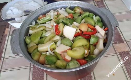 Очень вкусный салат из зеленых помидор на зиму – пальчики оближешь!