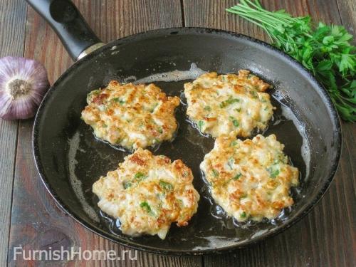 Рубленые куриные котлеты с плавленым сыром. Куриные котлеты с плавленым сыром и зеленью