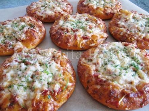 Мини-пиццы из творожного теста