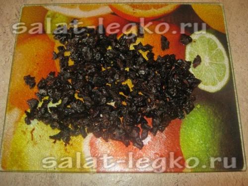 Салат из куриной грудки и чернослива с грецким орехом слоями. Слоеный салат с курицей, черносливом и грецкими орехами