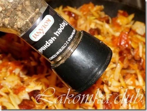 Капуста тушеная с охотничьими колбасками и фасолью