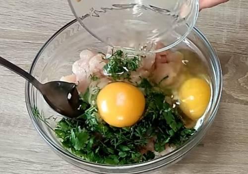 Рубленные куриные котлетки с крахмалом и сыром. Рубленные куриные котлеты с сыром, зернами горчицы, чесноком и зеленью