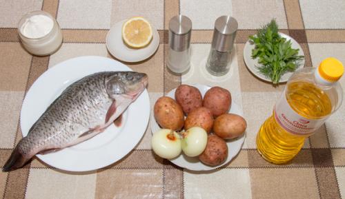 Карп на картофельной подушке, запеченный в духовке