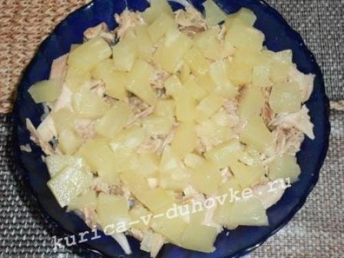Салат с черносливом и грецкими орехами и ананасом. Салат с курицей, черносливом и ананасом