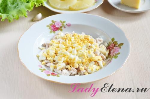 Куриное филе с ананасами салат. Самый простой и вкусный салат с курицей, ананасом и сыром — фото рецепт