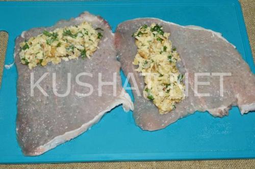 Свиные рулетики с грецким орехом. Рулетики из свинины с сыром и орехами – рецепт