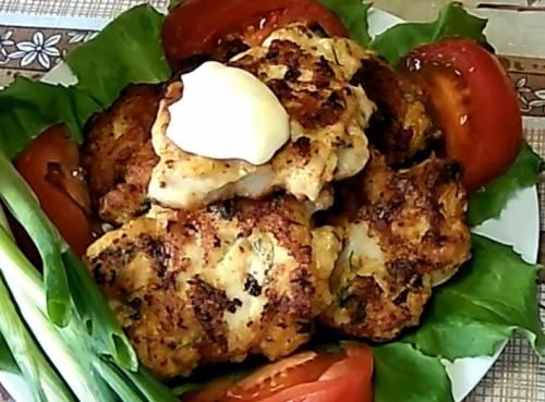 Рубленные куриные котлетки с крахмалом и сыром. Рубленные куриные котлеты с сыром, зернами горчицы, чесноком и зеленью