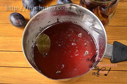 Чернослив маринованный с чесноком. Маринованные сливы на зиму с чесноком вместо косточки