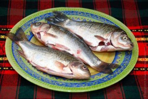 Как пожарить карася с луком. Ингредиенты (2 порции)