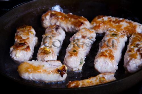 Рулетики из свинины с грибами на сковороде. Рулетики из свинины с грибами