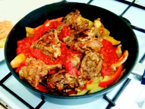 Как вкусно приготовить курицу на сковороде кусочками с луком. Курица с овощами и томатной пастой в соевом маринаде