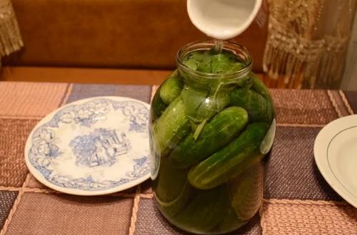 Рецепт соленых огурцов на зиму в 3 литровых банках хрустящие. Хрустящие соленые огурцы холодным способом. Рецепт на 3 литровую банку