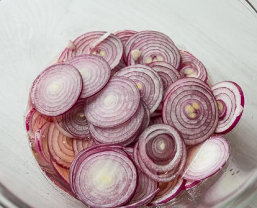 Рецепт маринования красного лука для салата.