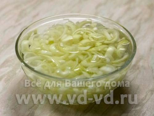 Как сделать вкусный маринованный лук к селедке. Маринованный лук