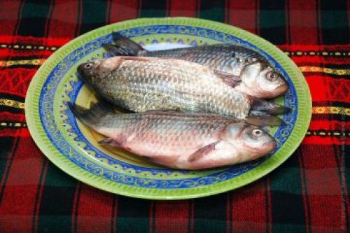 Как пожарить карася с луком. Ингредиенты (2 порции)