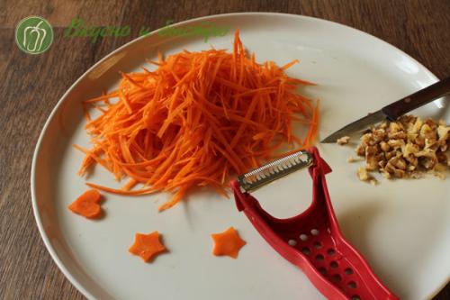 Салат из моркови с сыром и чесноком и яйцом. Простые салаты  из свежей моркови